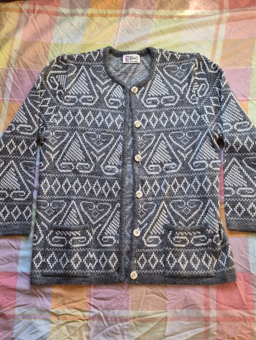 D'Allairds gray and white geometric patterned cardigan